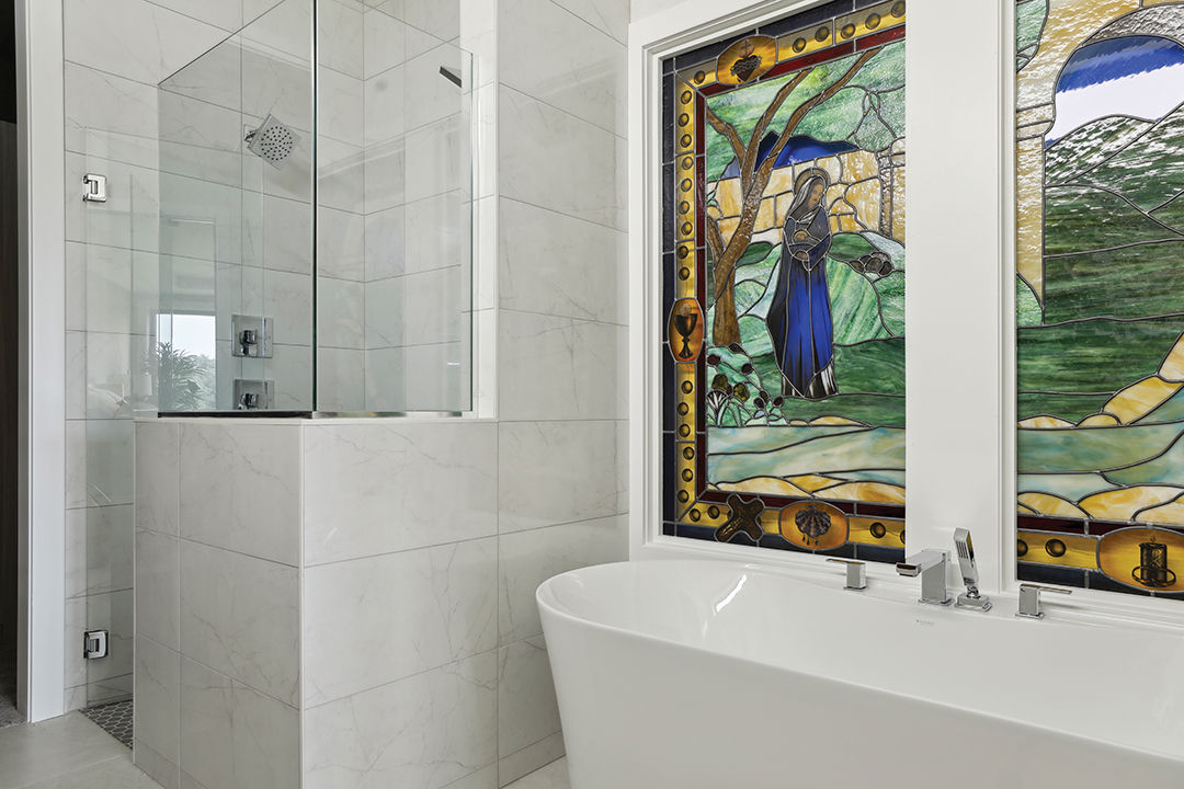 Kootenia Homes Stained Glass Window Bathroom