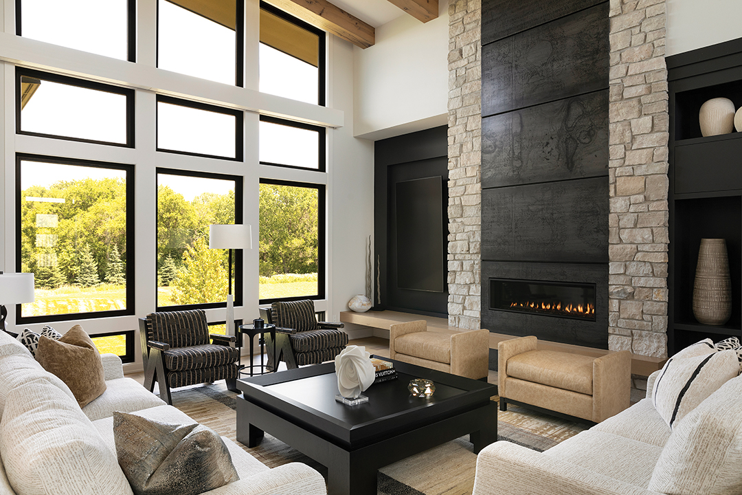 Eighteen-feet windows accentuate the natural environment and create a seamless indoor-outdoor flow.