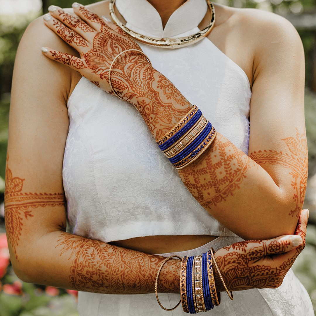 Event planner Reena Maheshwari incorporated lotus and Queen of the Night flowers—which are Quynh-Huong Van’s namesake (quỳnh hương in Vietnamese)—into the design of her mehendi. The pattern was so intricate that the couple lost track of where Vikram Nagarajan’s name was woven into the design.