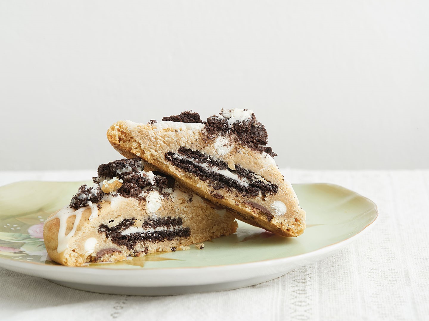 Among its most popular flavors stands the Oreo Dream—a stuffed dessert featuring chocolate sandwich cookies, alongside chocolate and white chocolate chips.