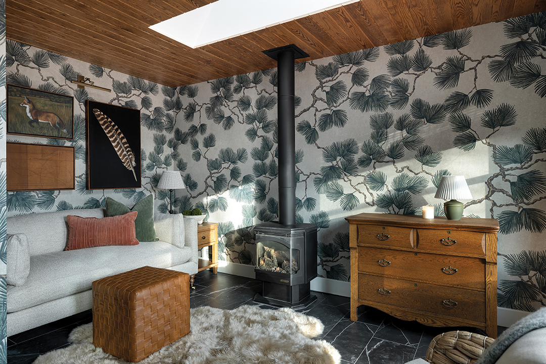 Sunroom with wallpaper