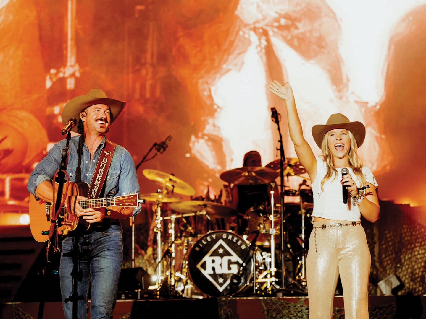 Cadott, Wisconsin’s, Hoofbeat festival includes three days of live music. In 2025, Hailey James opened the festival. That summer, on the evening of June 26 and in front of 20,000 fans, Hailey performed You Look Like You Love Me alongside headliner Riley Green.